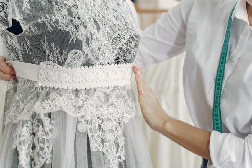 Eleganța atemporală a dantelii: Încorporarea dantelii în rochia de mireasă